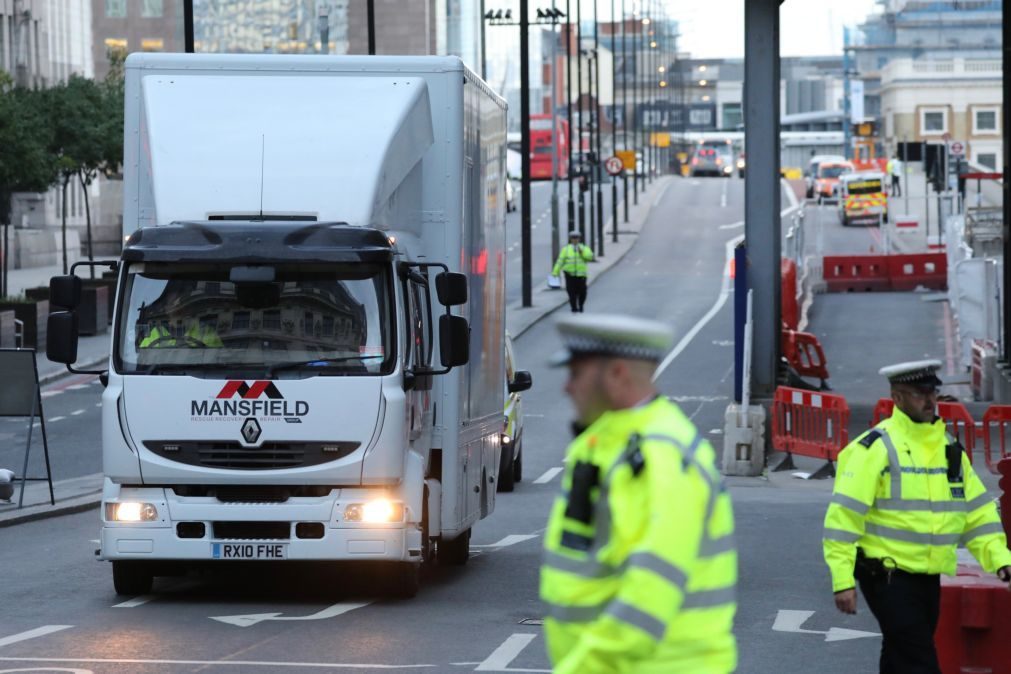 Barreiras de proteção instaladas em várias pontes em Londres após novo atentado