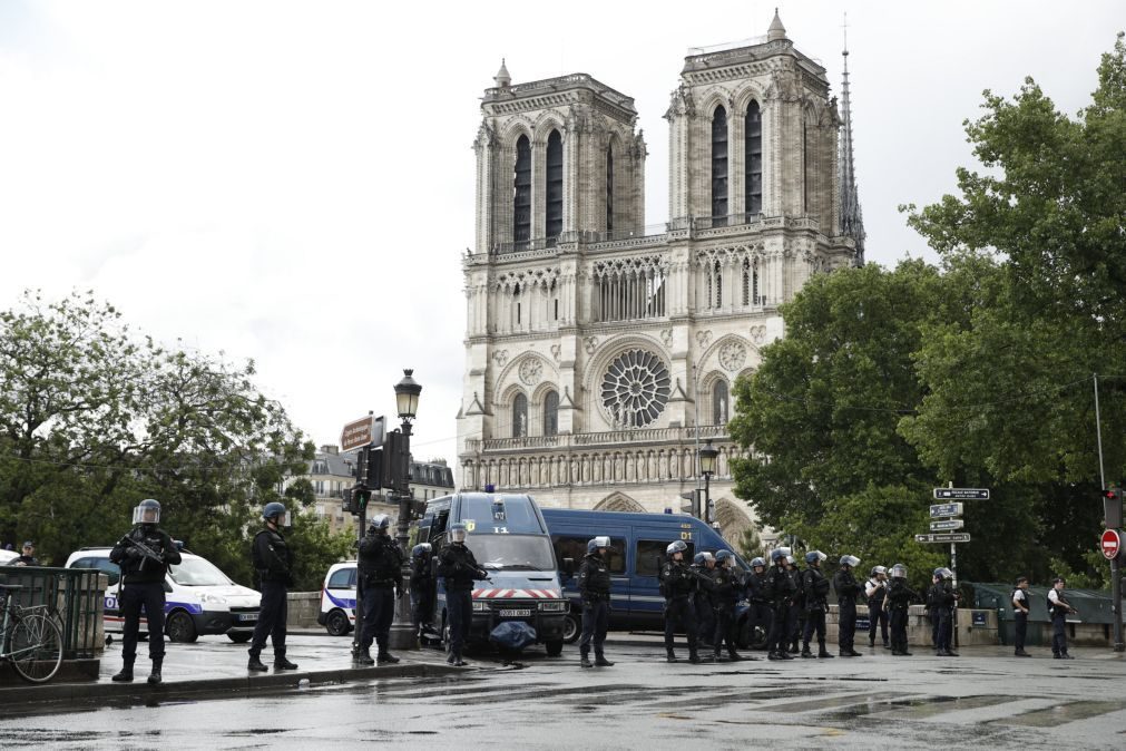 Incidente em Paris controlado, agressor ferido a tiro