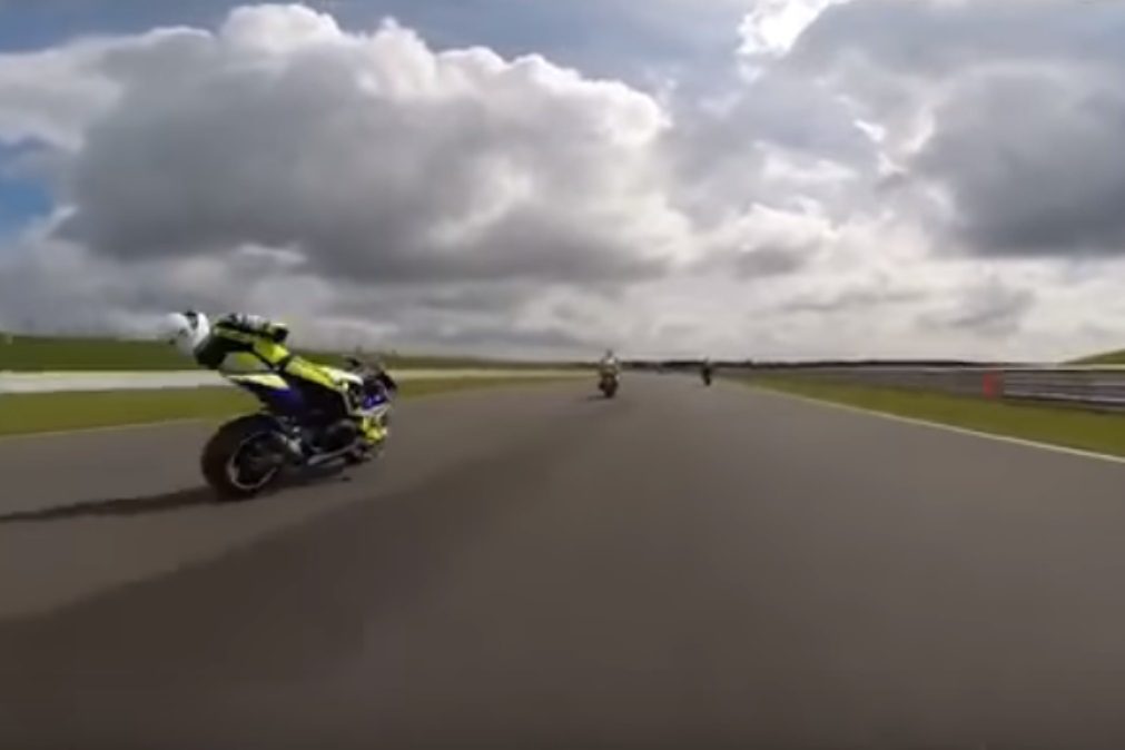 VÍDEO: Piloto desmaia em cima da moto a 200 quilómetros por hora