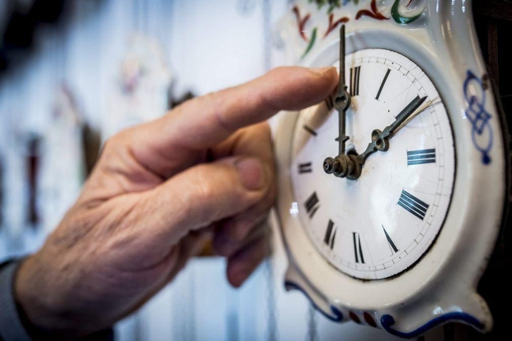 Relógios avançam uma hora na madrugada de domingo