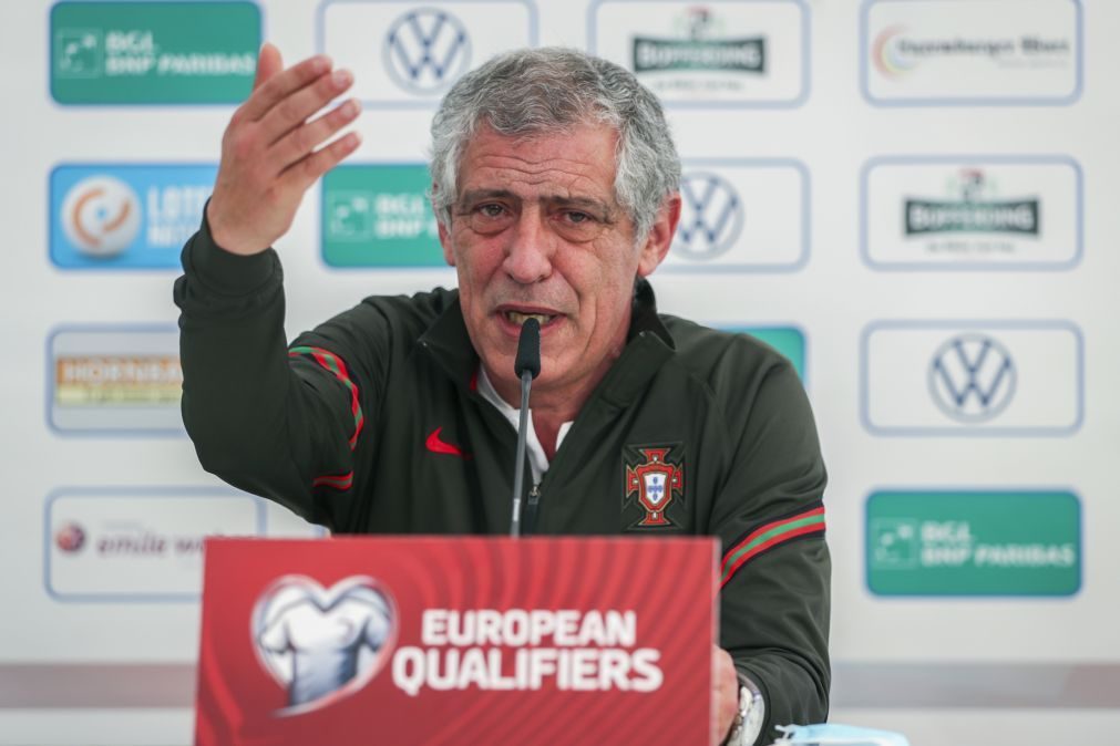 Fernando Santos diz que Ronaldo é exemplo nacional e vai manter a braçadeira