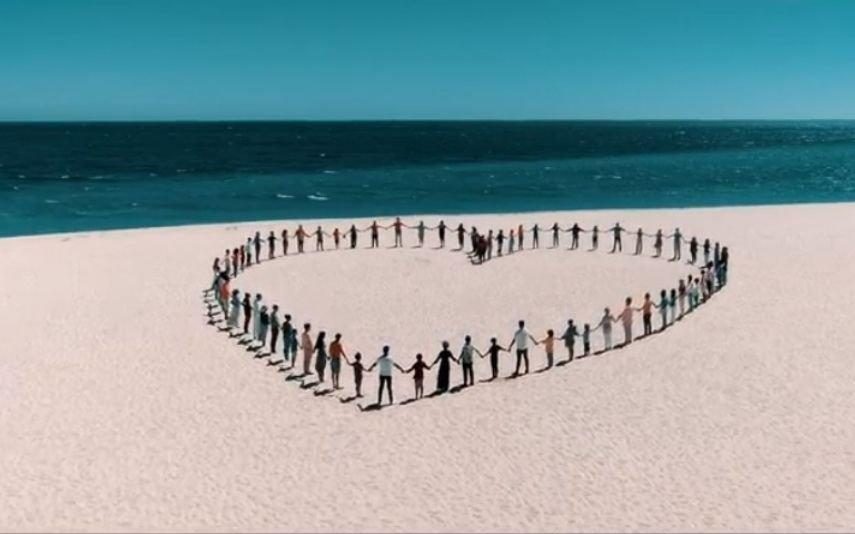 O videoclipe do hino cantado por Ivo Lucas e pela filha de Tony Carreira