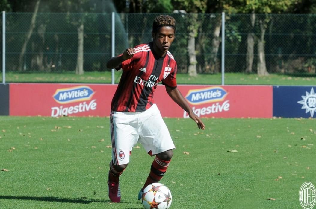 Antigo jogador do Milan encontrado morto em casa