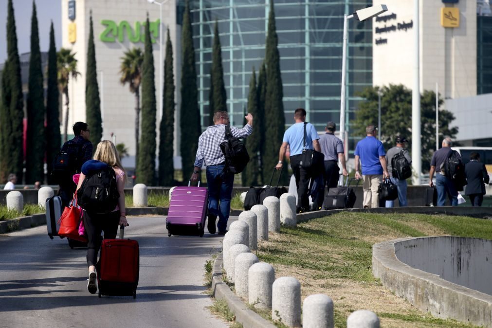 Ministério Público acusa de furto 25 funcionários do serviço de bagagens do aeroporto de Lisboa