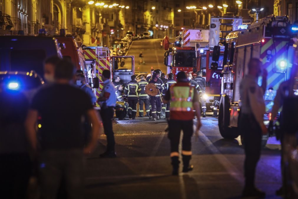 Dois mortos e 11 feridos em incêndio em prédio em Lisboa [vídeos]