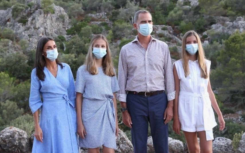 Letizia Uma verdadeira jovem! Rainha estreia vestido de verão em Maiorca