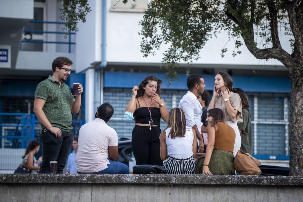 Covid-19: Consumo de álcool na rua deixa de ser proibido