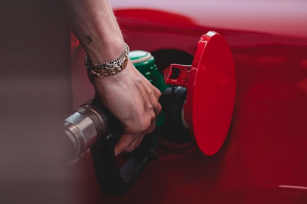 Cinco dicas para poupar gasolina e gasóleo de forma simples e eficaz