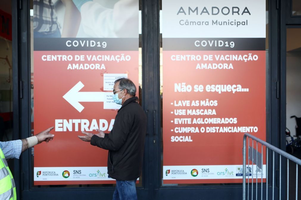 Covid-19: Autoagendamento de vacinas contra a gripe e terceira dose aberto a partir dos 65 anos