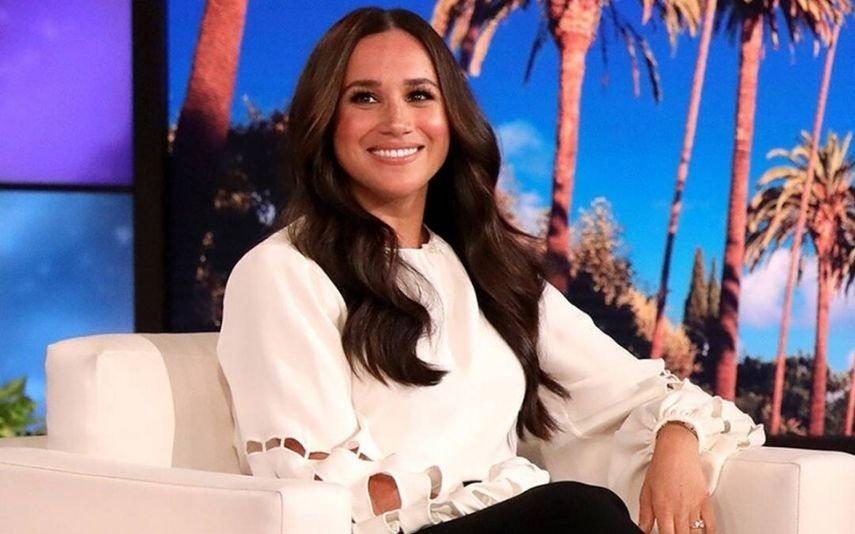 Meghan Markle Encanta com blusa abalonada de 3 mil euros. Modelito já esgotou! (Fotos)