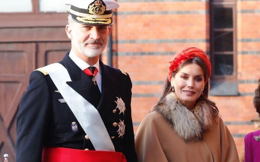 Letizia Rouba atenções em Estocolmo com look de inverno e toucado vermelho (Fotos)