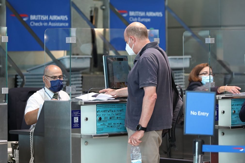 Covid-19: Companhias aéreas incorrem em multas de 20 mil euros por passageiro sem teste