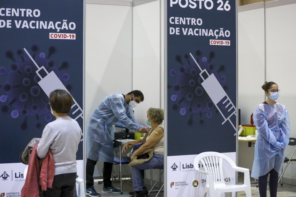 Covid-19: DGS recomenda dose de reforço para pessoas a partir dos 50 anos