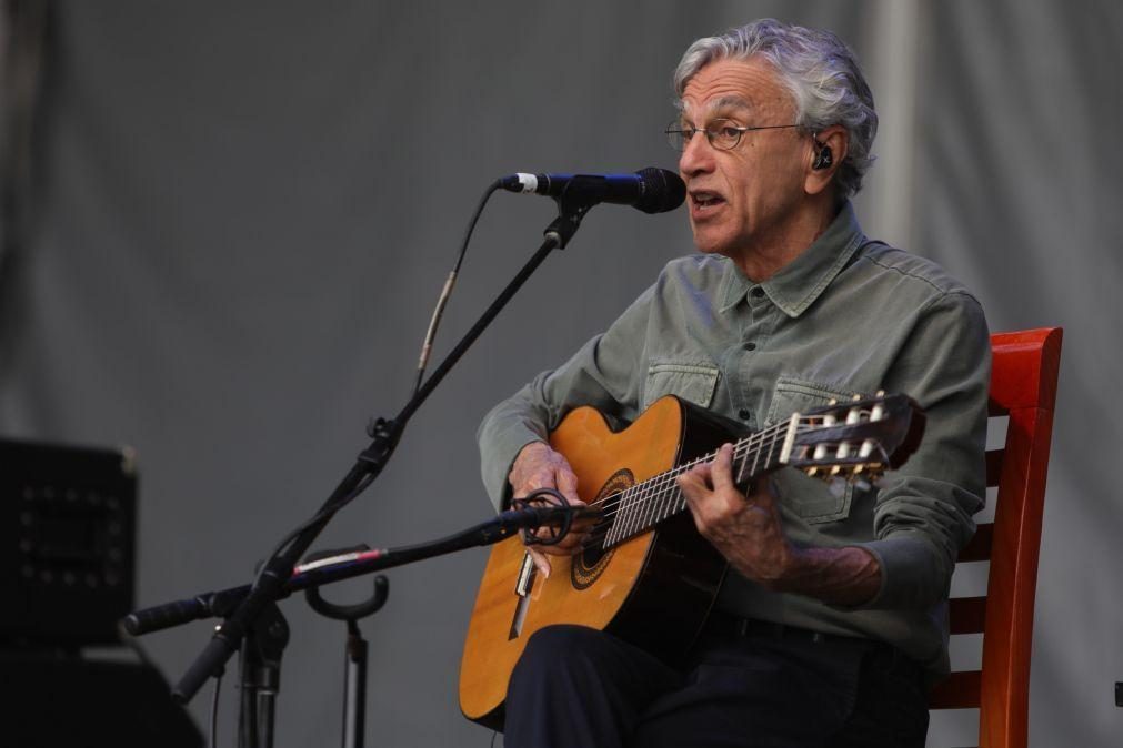 Caetano Veloso infetado com covid-19 diz-se bem graças à vacina