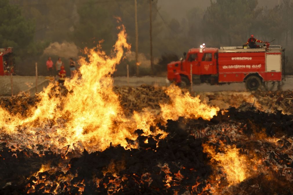 Incêndio em Castelo de Paiva obriga ao corte de duas estradas