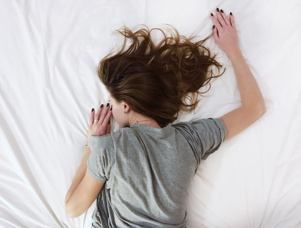 Saiba por que dormir com a luz acesa e a televisão ligada engorda