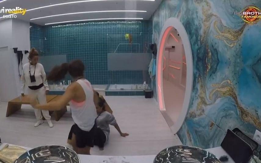 Big Brother Famosos. Jaciara fica estatelada no chão e provoca gargalhadas