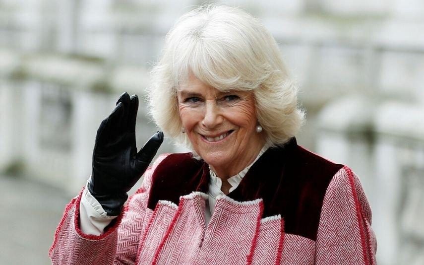 Camilla Parker Bowles testa positivo à covid-19