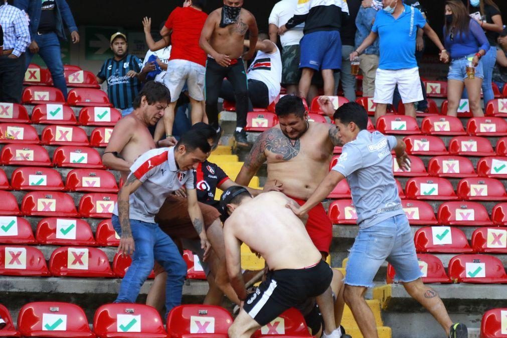 Confrontos entre adeptos fazem várias vítimas no México. Futebol está suspenso [vídeo]