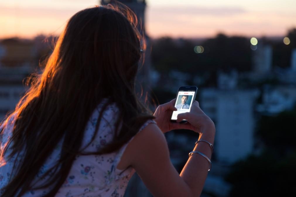 Este site de encontros online é só para pessoas bonitas e as feias são banidas