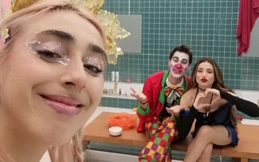 Big Brother Famosos. Marie em lágrimas nos braços de Kenedy. Fãs falam em “ciúmes” de Bruna