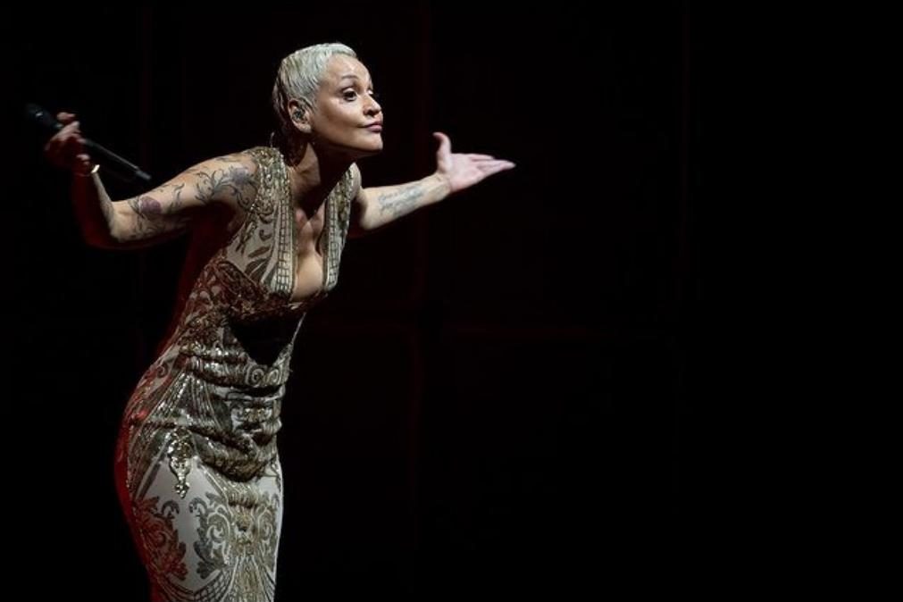 Mariza de cabelo até à cintura e de franja é comparada a Shakira