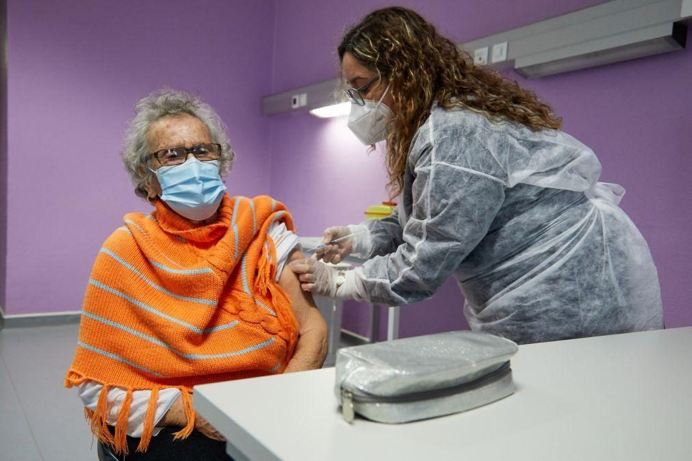 Idosos começam hoje a receber segundo reforço da vacina contra a covid-19