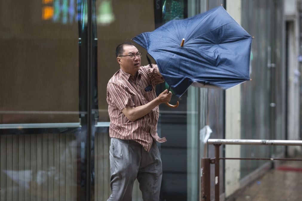 Tufão em Macau: Sinal de tempestade tropical baixa para 8