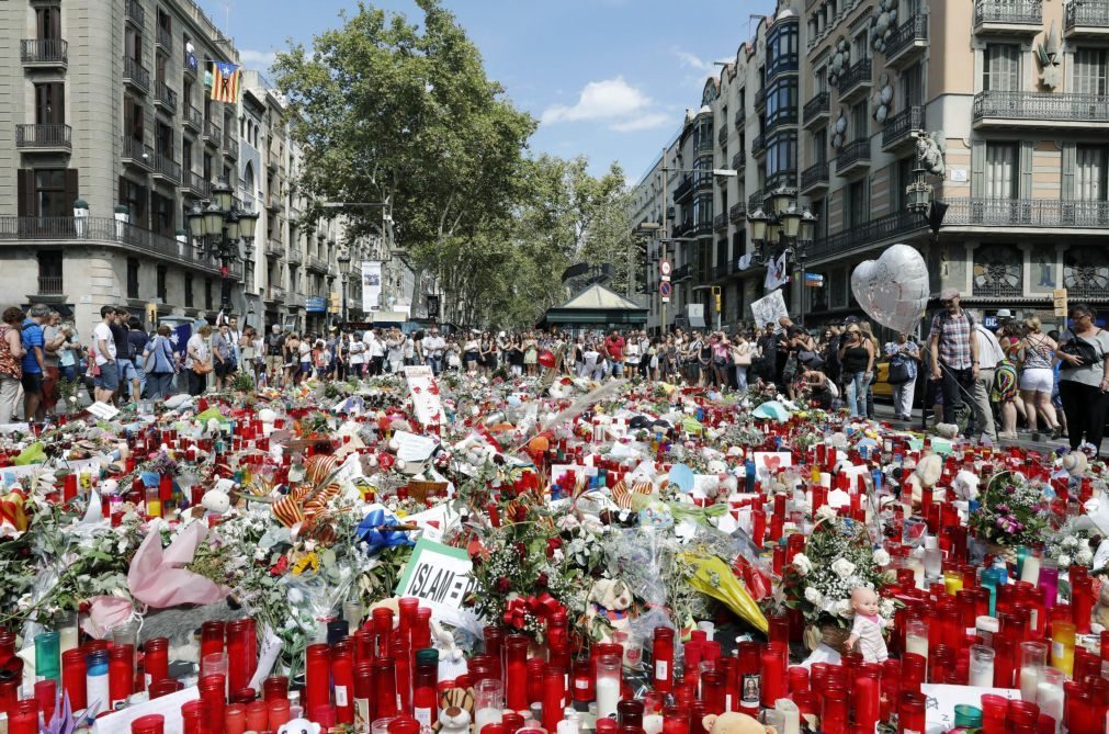 Reforço de agentes e de obstáculos móveis em Barcelona